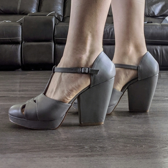Kimchi Blue Grey T-Strap Chunky Heel - Picture 1 of 6
